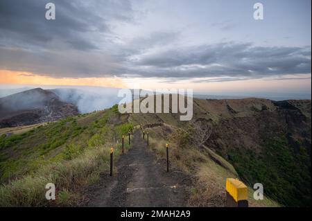 Sentiero escursionistico sul parco del vulcano Masaya sullo sfondo del susnet Foto Stock