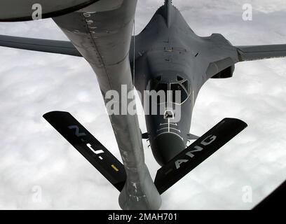 010522-F-1540F-001. [Complete] Scene Caption: A US Air Force B-1B Lancer bombardiere facilita verso il boom di rifornimento di un KC-135 Stratotanker dalla New Jersey Air National Guard 108th Air Refuging Wing, McGuire Air Force base, New Jersey. Il B-1 è assegnato alla Kansas Air National Guard's 184th Bomb Wing, McConnell Air Force base, Kansas. Il B-1 ha riempito i suoi carri armati per il volo di ritorno da Istres, dove è stato esposto all'Istres Air Show della base aerea francese 125 il 20 maggio 2001. Il KC-135 è tornato a Istres per continuare la missione IT con JOINT FORGE. "Gli Stati Uniti hanno accettato di fornire Foto Stock