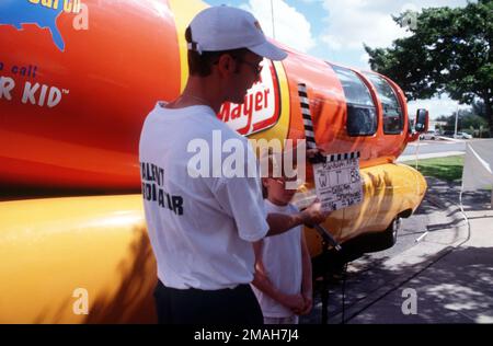 Ryan Page, coordinatore del talento per Oscar Meyer Co., assiste Kelly Shamburger. Kelly ha dovuto cantare la canzone wiener e la canzone bologna. Base: Randolph Air Force base Stato: Texas (TX) Paese: Stati Uniti d'America (USA) Foto Stock