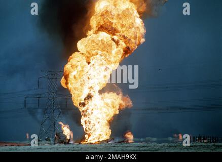 I pozzi di petrolio bruciano fuori controllo, oscurando il cielo con fumo, dopo essere stati arenati ritirando le forze irachene durante l'operazione Desert Storm. Subject Operation/Series: DESERTO TEMPESTA Nazione: Kuwait(KWT) Foto Stock