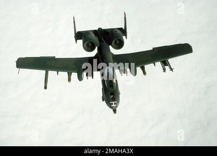 Un velivolo Thunderbolt II A-10A partecipa a una missione durante l'operazione Desert Storm. L'aeromobile è armato di MISSILI AIM-9 Sidewinder, missili AGM-65 Maverick e bombe Mark da 82 500 libbre. Soggetto operativo/Serie: DESERT STORM Paese: Sconosciuto Foto Stock