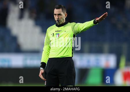 Bergamo, Italia. 19th Jan, 2023. L'arbitro Andrea Colombo gesta durante Atalanta BC vs Spezia Calcio, partita di calcio italiana Coppa Italia a Bergamo, gennaio 19 2023 Credit: Independent Photo Agency/Alamy Live News Foto Stock