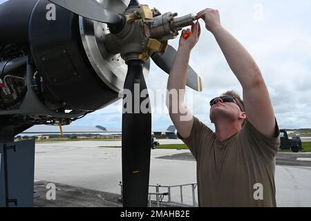 NEGLI STATI UNITI Air Force 174th Attack il manutentore dell'aeromobile Wing ha regolato l'elica di un mq-9 come parte di un controllo pre-volo presso la base dell'Andersen Air Force, Guam, durante l'esercizio Valiant Shield 27 maggio 2022. Valiant Shield è un esercizio dinamico di impiego della forza che si tiene presso la base dell'aeronautica militare di Guam dal 25 maggio al 20 giugno 2022. Valiant Shield 2022 è stato un esercizio congiunto di 12 giorni di addestramento sul campo (FTX) volto a migliorare l'integrazione tra le forze statunitensi conducendo operazioni congiunte in mare, a terra, in aria e nel cyberspazio. Ha offerto ai membri dell'azienda mq-9 l'opportunità di collaborare e creare Foto Stock