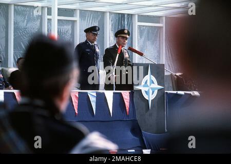 IL GENERALE Alexander M. Haig, comandante delle forze NATO in Europa, tiene un discorso di benvenuto durante la cerimonia di arrivo per 16 piloti F-111 e i loro aerei. MGEN Evan W. Rosecrans attende il suo turno di parlare. Base: RAF Lakenheath Stato: East Anglia Paese: Inghilterra / Gran Bretagna (ENG) Foto Stock