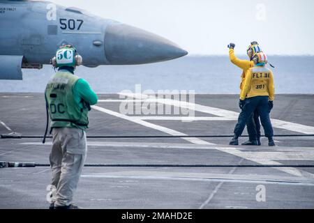 220630-N-BR419-1003 PHILIPPINE SEA (30 giugno 2022) i marinai dirigono un EA-18G Growler attaccato agli Shadowhawks of Electronic Attack Squadron (VAQ) 141 sul ponte di volo dell'unica portaerei USS Ronald Reagan della Marina degli Stati Uniti (CVN 76). Il ruolo principale di EA-18G Growlers è quello di interrompere la capacità di comunicare tra le unità in combattimento attraverso l'uso di guerra elettronica. Ronald Reagan, il fiore all'occhiello del Carrier Strike Group 5, fornisce una forza pronta per i combattimenti che protegge e difende gli Stati Uniti, e sostiene alleanze, partnership e interessi marittimi collettivi Foto Stock