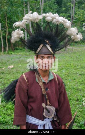 West Siang, Arunachal Pradesh, India - 03 06 2014 : Ritratto all'aperto della tribù di Adi Minyong che indossa un headdress guerriero tradizionale Foto Stock