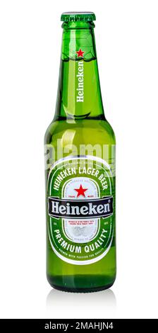 CHISINAU, MOLDOVA - 14 novembre, 2015: Bottiglia di birra Heineken Lager su sfondo bianco Foto Stock