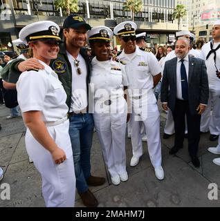 Hollywood, California (27 maggio 2022) – Stati Uniti Navy Lt. j.g. Kathryn Ridgway, a sinistra, attore Glen Powell, secondo da sinistra, Lt. Kassandra Harriot, E CMdR. Joseph Nepomuceno, a destra, posa per una foto al TCL Chinese Theatre durante la prima di Top Gun: Maverick come parte della Los Angeles Fleet Week (LAFW) 27 maggio 2022. Il LAFW è un'opportunità per il pubblico americano di incontrare le squadre della Marina, del corpo dei Marine e della Guardia Costiera e di sperimentare i servizi marini americani. Durante la settimana della flotta, i membri dell'assistenza partecipano a vari eventi di assistenza della comunità, espongono le capacità e le attrezzature alla comunità e sono enjo Foto Stock