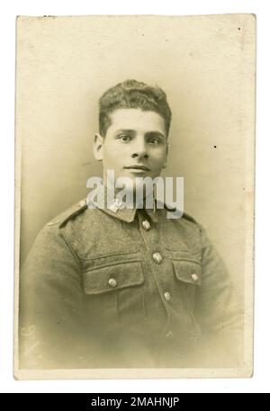 Originale cartolina di ritratto di studio dell'era WW1 del giovane uomo nel reggimento reale di Norfolk. Regno Unito circa 1916 Foto Stock