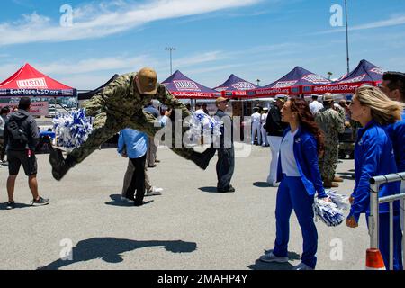 I marinai DI LOS ANGELES (27 maggio 2022) partecipano ai festeggiamenti con i Los Angeles Rams Cheerleaders durante la Los Angeles Fleet Week, 27 maggio 2022. La Los Angeles Fleet Week è un'opportunità per il pubblico americano di incontrare le squadre della Marina, del corpo dei Marine e della Guardia Costiera e di sperimentare i servizi marini americani. Durante la settimana della flotta, i membri del servizio partecipano a vari eventi di servizio della comunità, espongono le capacità e le attrezzature alla comunità e godono dell'ospitalità di Los Angeles e delle sue aree circostanti. Foto Stock