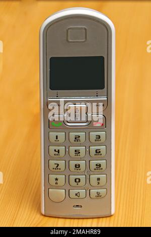 Telefono digitale wireless fisso isolato su sfondo giallo Foto Stock