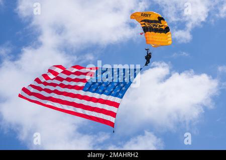 SGT. 1st Classe Houston Creech degli Stati Uniti La squadra del paracadute dell'esercito atterra la bandiera americana su un salto di dimostrazione sopra alla spiaggia a Miami, Florida il 28 maggio, 2022. Il salto fa parte dell'Hyundai Miami Air and Sea Show del 28 e 29 maggio. Foto Stock