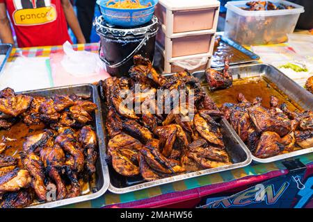 Ali di pollo alla griglia al mercato alimentare di Masjid Jamek Kuala Lumpur, Malesia - 16th dicembre 2022 Foto Stock
