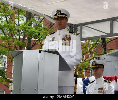 KITTERY, IO. 27 maggio 2022, Portsmouth Naval Shipyard: USS Texas (SSN 775) cerimonia del cambiamento di comando si è tenuta presso il cantiere dove si è svolta la CMdR. Kenneth Cooke è stato sollevato dal CMdR. K. Chad inginella come comandante ufficiale, Texas. Sul podio, CMdR. Iningle fa osservazioni. Foto Stock