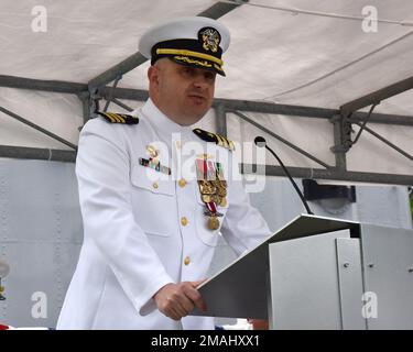 KITTERY, IO. 27 maggio 2022, Portsmouth Naval Shipyard: USS Texas (SSN 775) cerimonia del cambiamento di comando si è tenuta presso il cantiere dove si è svolta la CMdR. Kenneth Cooke è stato sollevato dal CMdR. K. Chad inginella come comandante ufficiale, Texas. Sul podio, CMdR. Cooke fa commenti. Foto Stock