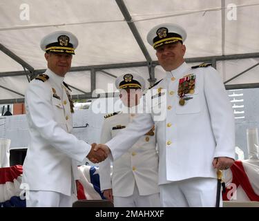 KITTERY, IO. 27 maggio 2022, Portsmouth Naval Shipyard: USS Texas (SSN 775) cerimonia del cambiamento di comando si è tenuta presso il cantiere dove si è svolta la CMdR. Kenneth Cooke (a destra) è stato sollevato dal CMdR. Chad K. ingle (a sinistra) come comandante ufficiale, Texas. Henry Roenke, vice comandante, sottomarino Squadrone DUE, presiedeva la cerimonia. Foto Stock