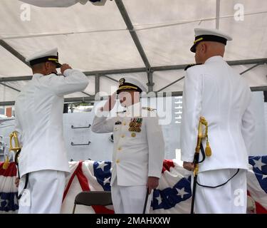 KITTERY, IO. 27 maggio 2022, Portsmouth Naval Shipyard: USS Texas (SSN 775) cerimonia del cambiamento di comando si è tenuta presso il cantiere dove si è svolta la CMdR. Kenneth Cooke (a destra) è stato sollevato dal CMdR. Chad K. ingle (a sinistra) come comandante ufficiale, Texas. Henry Roenke, vice comandante, sottomarino Squadrone DUE, presiedeva la cerimonia. Foto Stock