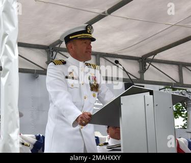 KITTERY, IO. 27 maggio 2022, Portsmouth Naval Shipyard: USS Texas (SSN 775) cerimonia del cambiamento di comando si è tenuta presso il cantiere dove si è svolta la CMdR. Kenneth Cooke è stato sollevato dal CMdR. K. Chad inginella come comandante ufficiale, Texas. Sul podio, Guest Speaker, Capitano Matthew Boland, Comandante, sottomarino Squadrone DODICI, fa osservazioni. Foto Stock