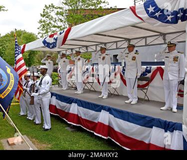 KITTERY, IO. 27 maggio 2022, Portsmouth Naval Shipyard: USS Texas (SSN 775) cerimonia del cambiamento di comando si è tenuta presso il cantiere dove si è svolta la CMdR. Kenneth Cooke è stato sollevato dal CMdR. K. Chad inginella come comandante ufficiale, Texas. Il partito ufficiale saluta come la guardia d'onore della filiale navale della sanità Clinic-Portsmouth presenta i colori. Foto Stock