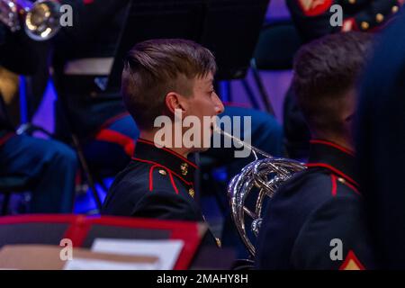 STATI UNITI Jessica Hubbell, un corno strumentista con la marine Division Band 2D, suona il corno francese alla Cité de la Musique et de la Danse de Soissons, Francia, 27 maggio 2022. Si tratta di un concerto formale annuale che serve a commemorare la partecipazione americana alla prima guerra mondiale Foto Stock