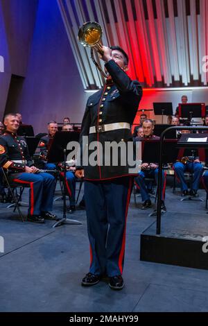 STATI UNITI Charly Carreon, un musicista di tromba con la marine Division Band 2D, suona un bugle alla Cité de la Musique et de la Danse de Soissons, Francia, 27 maggio 2022. Si tratta di un concerto formale annuale che serve a commemorare la partecipazione americana alla prima guerra mondiale Foto Stock