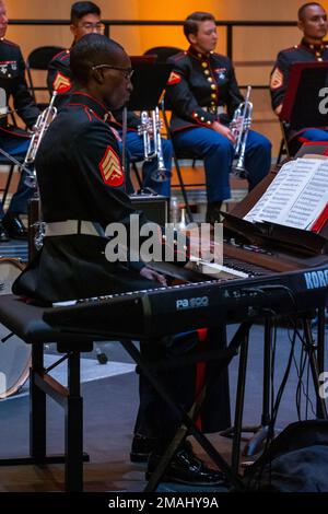 STATI UNITI Joseph Ronald Jr., pianista della Marine Division Band 2D, suona la tastiera alla Cité de la Musique et de la Danse de Soissons, Francia, 27 maggio 2022. Si tratta di un concerto formale annuale che serve a commemorare la partecipazione americana alla prima guerra mondiale Foto Stock