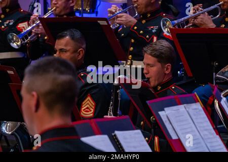 STATI UNITI Elizabeth Pargin, un musicista di clarinetto con la marine Division Band 2D, suona il clarinetto alla Cité de la Musique et de la Danse de Soissons, Francia, 27 maggio 2022. Si tratta di un concerto formale annuale che serve a commemorare la partecipazione americana alla prima guerra mondiale Foto Stock