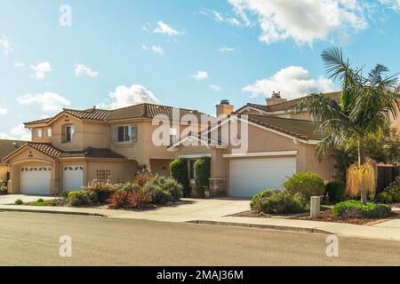 Belle case con bella vista sul cortile nella piccola città della California. Foto Stock