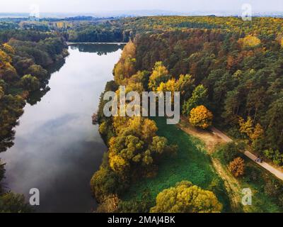 Veduta aerea del lago di Nyírjesi con splendidi colori autunnali, Balassagyarmat, Ungheria Foto Stock