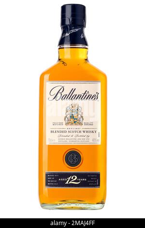 CHISINAU, MOLDOVA - 25 dicembre 2015: Foto di una bottiglia di Ballantines whisky scotch di 12 anni. Ballantine's è una gamma di whisky scotch miscelati Foto Stock