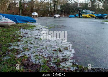 Wargrave, Berkshire, Regno Unito. 19th gennaio 2023. I campi intorno all'Henley Sailing Club di Wargrave sono allagati e l'acqua si è congelata. Si prevede che le temperature di congelamento continueranno fino alla prossima settimana. Credit: Maureen McLean/Alamy Live News Foto Stock