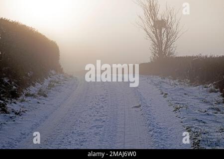 Ghiaccio gelando nebbia e neve ghiacciata sulla strada rurale corsia di campagna in inverno gennaio 2023 Carmarthenshire Galles Regno Unito Gran Bretagna KATHY DEWITT Foto Stock