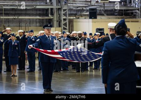 STATI UNITI Air Force e U.S. Navy Honor Guardsmen, presenti gli Stati Uniti Bandiera da salutare durante una cerimonia del Memorial Day alla base aerea di Misawa, Giappone, 27 maggio 2022. Il Memorial Day offre anche l'opportunità di rendere omaggio alle famiglie che hanno perso i propri cari in servizio al loro paese. Foto Stock