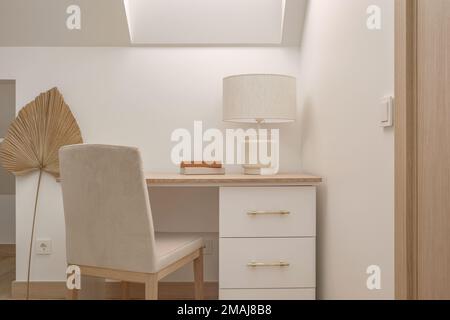 Un accogliente interno di casa in calde tonalità beige in stile giapponese e scandinavo. Moderno design degli interni scandinavo. Concetto di Japandi Foto Stock