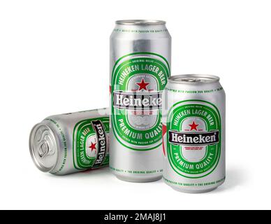 CHISINAU, MOLDOVA - 14 novembre 2015: Lattine di birra Heineken isolate su bianco. Foto Stock