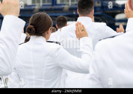 ANNAPOLIS, Md (27 maggio 2022) Stati Uniti La classe di 2022 ostetriche dell'Accademia Navale si ergono e prestano giuramento di incarico per diventare la Marina arruolese durante la cerimonia di laurea e di commissionamento al Navy-Marine Corps Memorial Stadium. La classe dei 2022 si è laureata in 1.100 ostetrica e si è rivolta dal presidente Joseph R. Biden Jr. Foto Stock