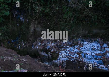 SANT'AGATA DE' GOTI, ITALIA - GENNAIO 19: Il crollo dell'ala del cimitero di Sant'Agata de' Goti (Benevento), comune situato ad est di Napoli. Circa venti bare e 80 urne crollarono nel torrente Martorano a seguito delle pesanti piogge che hanno colpito Sant'Agata de' Goti nelle ultime ore del 19 gennaio 2023. Foto di Nicola Ianuale. Credit: Nicola Ianuale/Alamy Live News Foto Stock