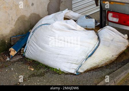 Slough, Berkshire, Regno Unito. 19th gennaio 2023. Un grande sacchetto di mosca di sabbia ha capovolto su un marciapiede in Slough. La città ha una mancia libera per i residenti. Credit: Maureen McLean/Alamy Live News Foto Stock