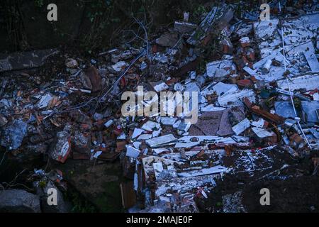 SANT'AGATA DE' GOTI, ITALIA - GENNAIO 19: Il crollo dell'ala del cimitero di Sant'Agata de' Goti (Benevento), comune situato ad est di Napoli. Circa venti bare e 80 urne crollarono nel torrente Martorano a seguito delle pesanti piogge che hanno colpito Sant'Agata de' Goti nelle ultime ore del 19 gennaio 2023. Foto di Nicola Ianuale. Credit: Nicola Ianuale/Alamy Live News Foto Stock