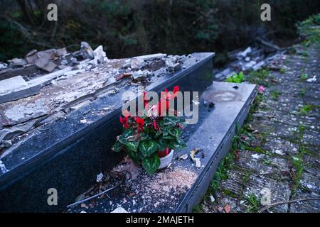 SANT'AGATA DE' GOTI, ITALIA - GENNAIO 19: Il crollo dell'ala del cimitero di Sant'Agata de' Goti (Benevento), comune situato ad est di Napoli. Circa venti bare e 80 urne crollarono nel torrente Martorano a seguito delle pesanti piogge che hanno colpito Sant'Agata de' Goti nelle ultime ore del 19 gennaio 2023. Foto di Nicola Ianuale. Credit: Nicola Ianuale/Alamy Live News Foto Stock