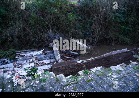 SANT'AGATA DE' GOTI, ITALIA - GENNAIO 19: Il crollo dell'ala del cimitero di Sant'Agata de' Goti (Benevento), comune situato ad est di Napoli. Circa venti bare e 80 urne crollarono nel torrente Martorano a seguito delle pesanti piogge che hanno colpito Sant'Agata de' Goti nelle ultime ore del 19 gennaio 2023. Foto di Nicola Ianuale. Credit: Nicola Ianuale/Alamy Live News Foto Stock