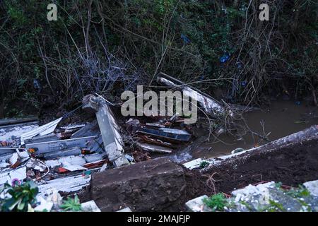 SANT'AGATA DE' GOTI, ITALIA - GENNAIO 19: Il crollo dell'ala del cimitero di Sant'Agata de' Goti (Benevento), comune situato ad est di Napoli. Circa venti bare e 80 urne crollarono nel torrente Martorano a seguito delle pesanti piogge che hanno colpito Sant'Agata de' Goti nelle ultime ore del 19 gennaio 2023. Foto di Nicola Ianuale. Credit: Nicola Ianuale/Alamy Live News Foto Stock