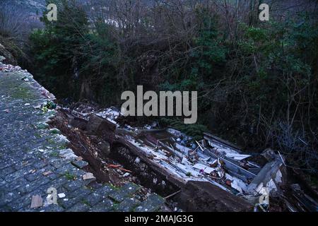 SANT'AGATA DE' GOTI, ITALIA - GENNAIO 19: Il crollo dell'ala del cimitero di Sant'Agata de' Goti (Benevento), comune situato ad est di Napoli. Circa venti bare e 80 urne crollarono nel torrente Martorano a seguito delle pesanti piogge che hanno colpito Sant'Agata de' Goti nelle ultime ore del 19 gennaio 2023. Foto di Nicola Ianuale. Credit: Nicola Ianuale/Alamy Live News Foto Stock