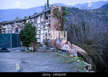 SANT'AGATA DE' GOTI, ITALIA - GENNAIO 19: Il crollo dell'ala del cimitero di Sant'Agata de' Goti (Benevento), comune situato ad est di Napoli. Circa venti bare e 80 urne crollarono nel torrente Martorano a seguito delle pesanti piogge che hanno colpito Sant'Agata de' Goti nelle ultime ore del 19 gennaio 2023. Foto di Nicola Ianuale. Credit: Nicola Ianuale/Alamy Live News Foto Stock