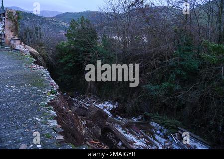 SANT'AGATA DE' GOTI, ITALIA - GENNAIO 19: Il crollo dell'ala del cimitero di Sant'Agata de' Goti (Benevento), comune situato ad est di Napoli. Circa venti bare e 80 urne crollarono nel torrente Martorano a seguito delle pesanti piogge che hanno colpito Sant'Agata de' Goti nelle ultime ore del 19 gennaio 2023. Foto di Nicola Ianuale. Credit: Nicola Ianuale/Alamy Live News Foto Stock