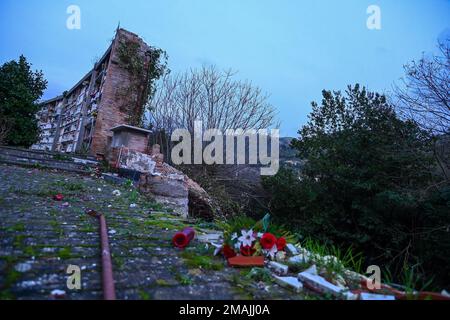 SANT'AGATA DE' GOTI, ITALIA - GENNAIO 19: Il crollo dell'ala del cimitero di Sant'Agata de' Goti (Benevento), comune situato ad est di Napoli. Circa venti bare e 80 urne crollarono nel torrente Martorano a seguito delle pesanti piogge che hanno colpito Sant'Agata de' Goti nelle ultime ore del 19 gennaio 2023. Foto di Nicola Ianuale. Credit: Nicola Ianuale/Alamy Live News Foto Stock