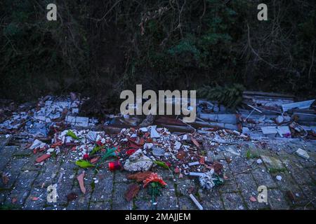 SANT'AGATA DE' GOTI, ITALIA - GENNAIO 19: Il crollo dell'ala del cimitero di Sant'Agata de' Goti (Benevento), comune situato ad est di Napoli. Circa venti bare e 80 urne crollarono nel torrente Martorano a seguito delle pesanti piogge che hanno colpito Sant'Agata de' Goti nelle ultime ore del 19 gennaio 2023. Foto di Nicola Ianuale. Credit: Nicola Ianuale/Alamy Live News Foto Stock