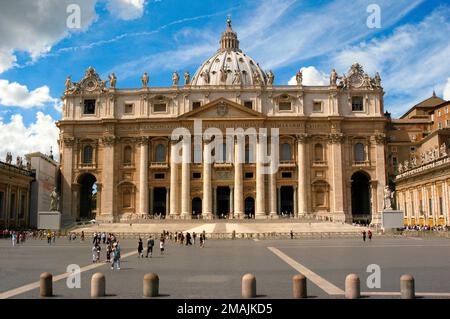 St Piazza Pietro di fronte a San Basilica di Pietro in Città del Vaticano, Roma Foto Stock