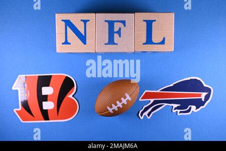 20 gennaio 2023, New York, USA. Emblemi delle squadre di calcio che partecipano ai playoff NFL Cincinnati Bengals e Buffalo Bills. Foto Stock