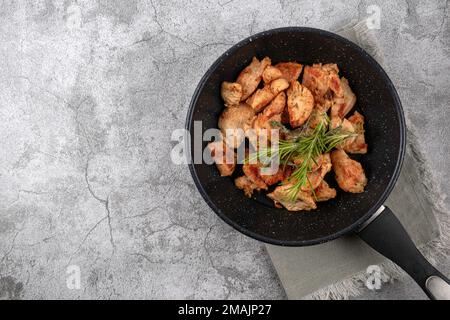 Gyros greci in padella su fondo grigio Foto Stock